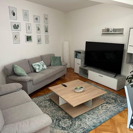 Arena Apartment With 3 Bedrooms In The City Center Pula Exterior photo